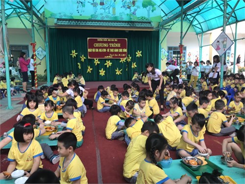 Trường mầm non Hoa  Mai tổ chức chương trình Ngày hội cha mẹ và con- Bé thực hành cuộc sống với sự tham gia của  phụ huynh học sinh các lớp và 100% học sinh toàn trường